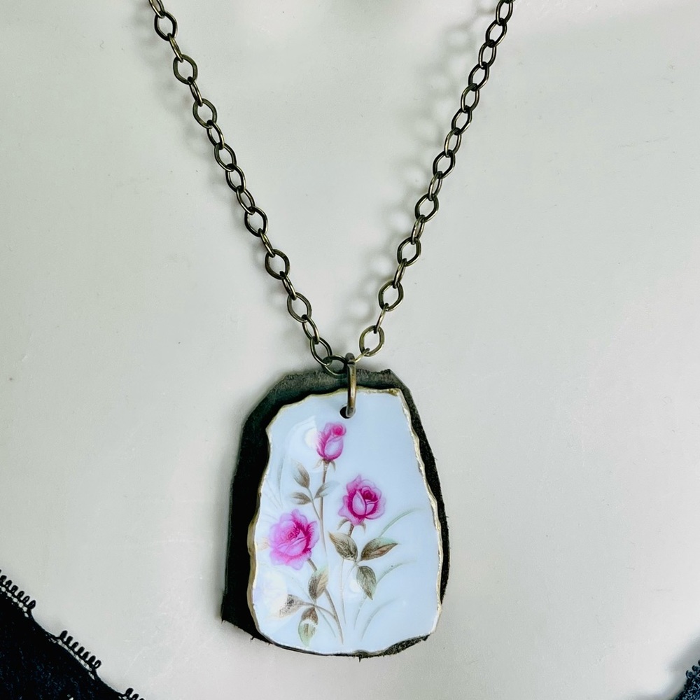 Floret Tea Rose Broken China Necklace - Green Leather Pendant | Alma Antigua - Picture 7 of 15
